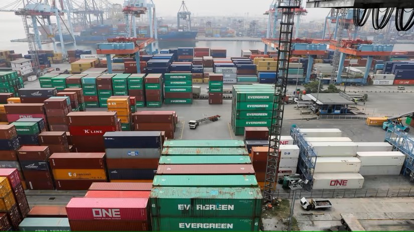 Cảng Tanjung Priok ở Jakarta vào ngày 3/8. Xuất khẩu của Indonesia từ tháng 1 đến tháng 9 đạt 219 tỷ USD, tăng 33% so với 3 quý đầu năm ngoái. Ảnh: Reuters