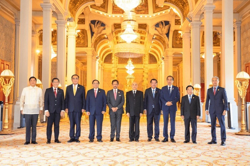 Quốc vương Campuchia chào đón các nhà lãnh đạo ASEAN tới dự Hội nghị Cấp cao ASEAN. Ảnh: VGP