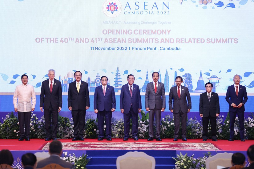 Thủ tướng Phạm Minh Chính và lãnh đạo các nước ASEAN chụp ảnh lưu niệm tại Lễ khai mạc. Ảnh: VGP