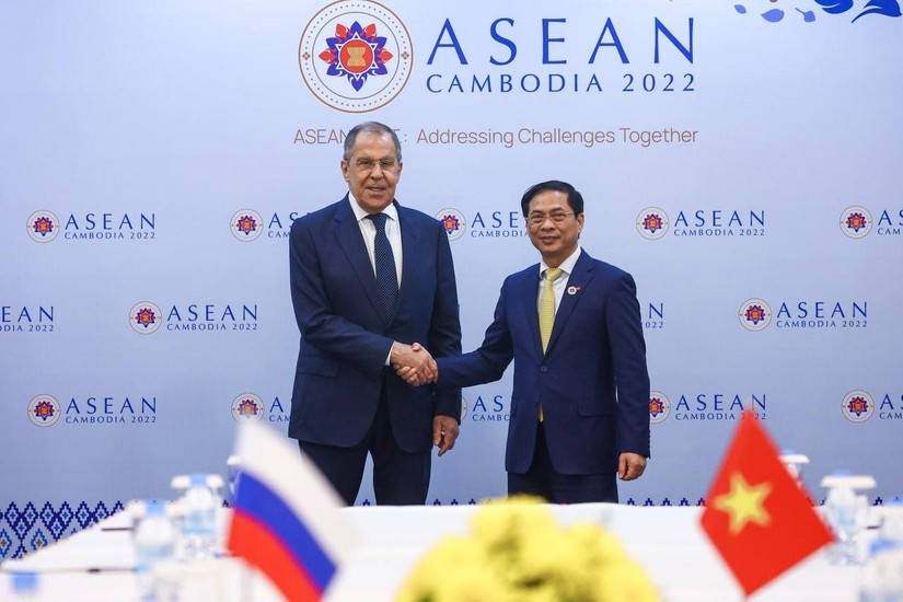 Bộ trưởng Bùi Thanh Sơn tiếp Ngoại trưởng Nga Sergei Lavrov vào ngày 12/11 tại Phnom Penh, Campuchia. Ảnh: Bộ Ngoại giao