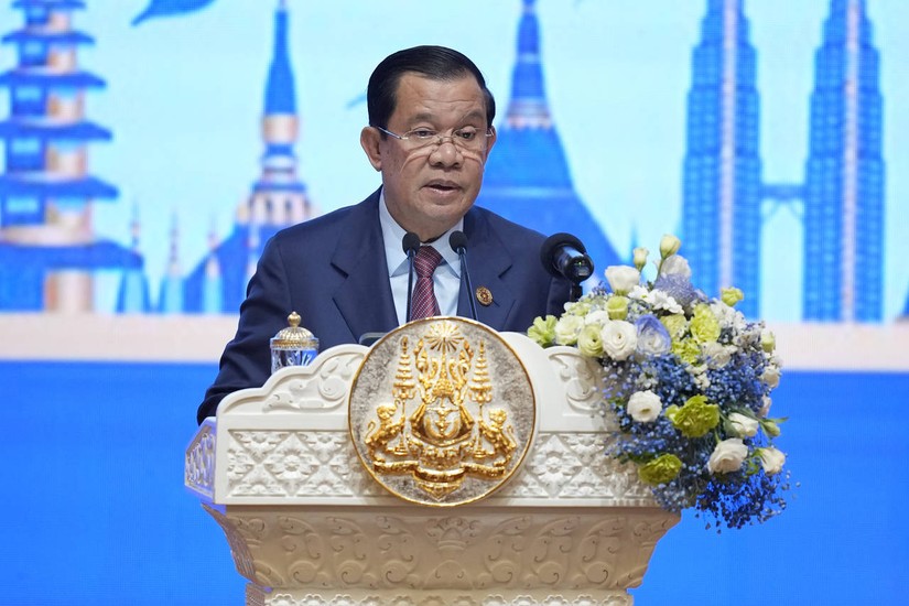 Thủ tướng Campuchia Hun Sen phát biểu trong Lễ khai mạc Hội nghị cấp cao ASEAN lần thứ 40 và 41 tại Phnom Penh, Campuchia, ngày 11/11. Ảnh: AP