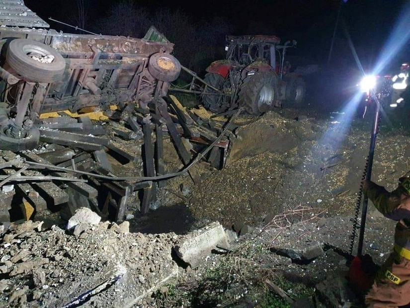 Hiện trường vụ nổ do tên lửa tại làng Przewodow, miền Đông Ba Lan. Ảnh: Reuters