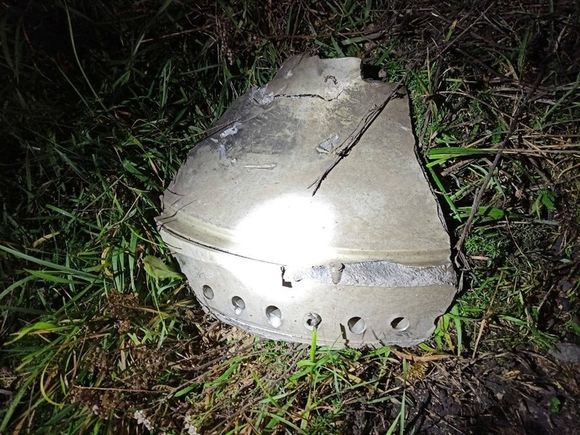 Mảnh vỡ được nghi là từ tên lửa rơi xuống Ba Lan. Ảnh: Reuters