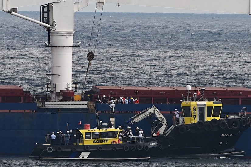 Một đoàn kiểm tra lên tàu hàng Razoni treo cờ Sierra Leone, chở 26.000 tấn ngô từ Ukraine, ngày 3/8. Ảnh: AFP
