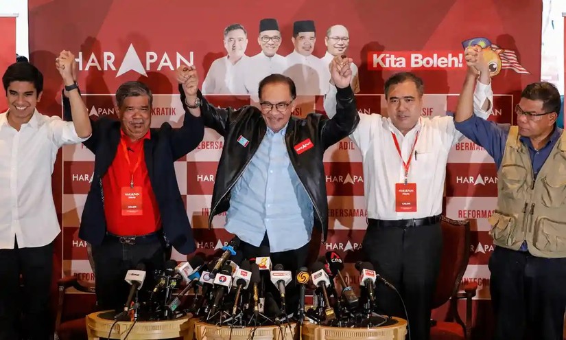 Liên minh của ông Anwar Ibrahim (giữa) đã giành được hầu hết các ghế trong cuộc bầu cử, nhưng không đủ để chiếm đa số trong Quốc hội. Ảnh: EPA