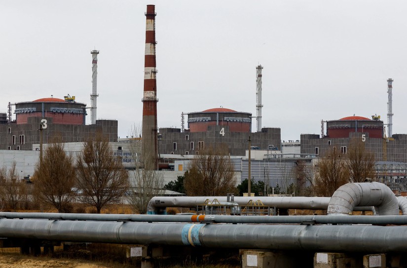 Khung cảnh bên ngoài nhà máy điện hạt nhân Zaporizhzhia, ngày 24/11. Ảnh: Reuters