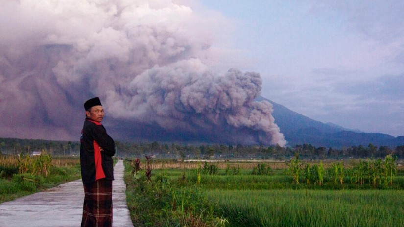 Núi lửa Semeru phun trào tạo ra cột khói bụi cao 15km. Ảnh: AP