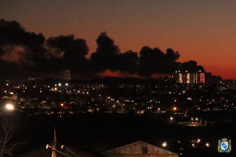Bồn chứa dầu tại khu vực sân bay ở vùng biên giới Kursk bốc cháy, ngày 6/12. Ảnh: Telegram