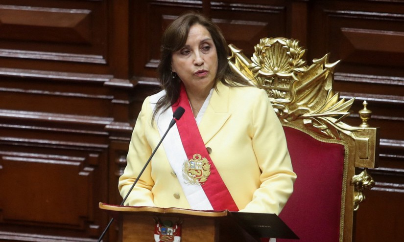 Phó tổng thống Dina Boluarte tuyên thệ nhậm chức Tổng thống Peru ngày 7/12. Ảnh: Reuters