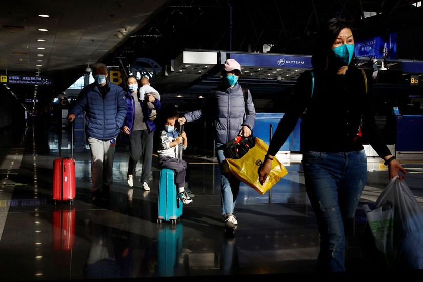 Du khách tại Sân bay Quốc tế Thủ đô Bắc Kinh, Trung Quốc, ngày 27/12. Ảnh: Reuters