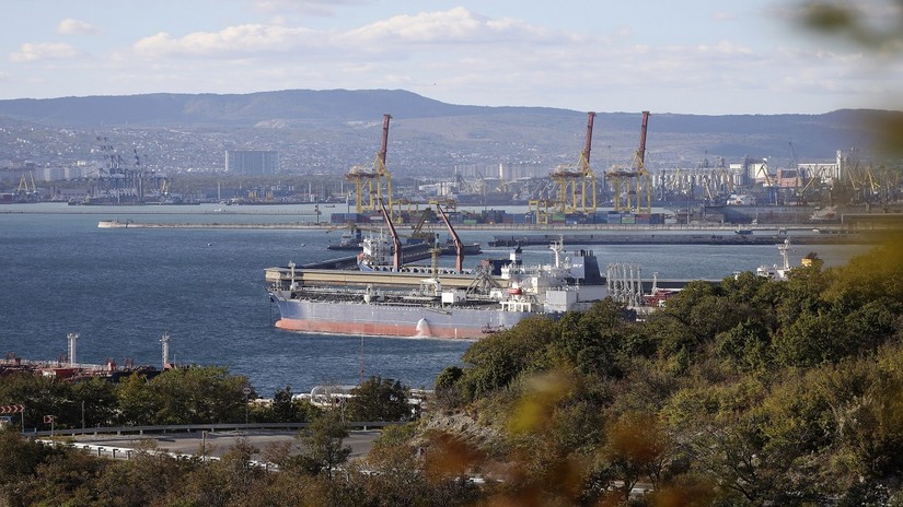 Một tàu chở dầu đang neo đậu tại khu phức hợp Sheskharis, Novorossiysk, Nga. Ảnh: AP