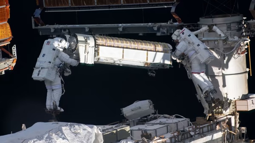 Nhà du hành vũ trụ Shane Kimbrough của NASA (trái) và Thomas Pesquet của Cơ quan Vũ trụ Châu Âu (ESA) đang lắp đặt các mảnh pin năng lượng mặt trời trên cấu trúc giàn P-6 của ISS, ngày 20/6/2021. Ảnh: NASA