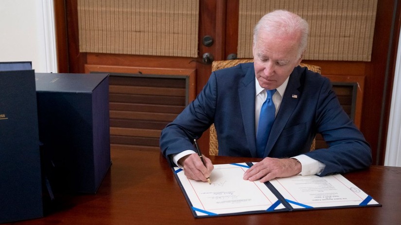 Tổng thống Mỹ Joe Biden ký dự luật trị giá 1,7 nghìn tỷ USD. Ảnh: Twitter @POTUS