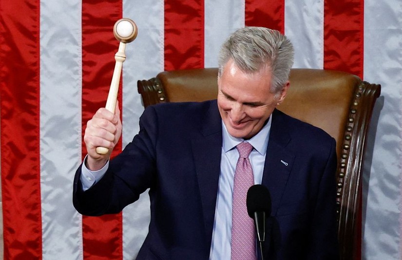Tân Chủ tịch Hạ viện Mỹ Kevin McCarthy cầm chiếc búa Chủ tịch, ngày 7/1. Ảnh: Reuters