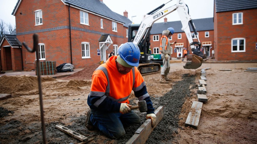 Xây dựng là một trong những lĩnh vực tại Anh bị ảnh hưởng nặng nề do thiếu hụt công nhân từ EU. Ảnh: Bloomberg