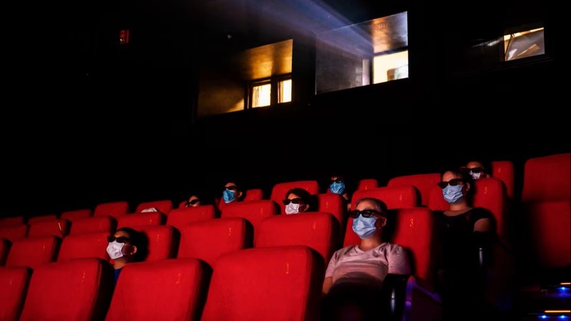 Người dân Trung Quốc đeo khẩu trang khi xem phim tại rạp. Ảnh: Getty Images