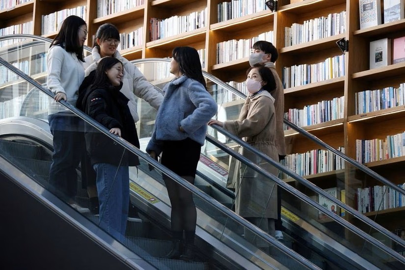 Người dân Hàn Quốc có thể lựa chọn đeo khẩu trang hoặc không tại trung tâm mua sắm. Ảnh: Reuters
