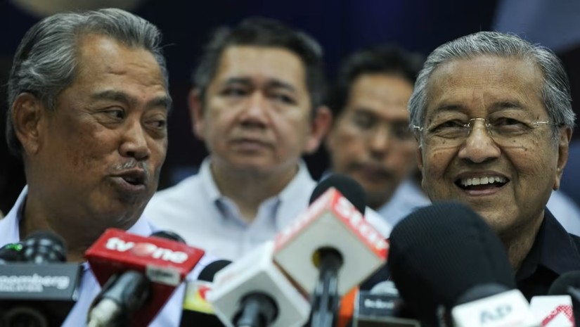 Cựu thủ tướng Malaysia Muhyiddin Yassin (trái) và ông Mahathir Mohamad (phải). Ảnh: AFP