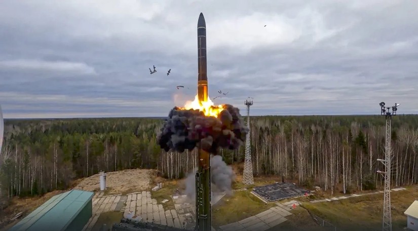 Một tên lửa đạn đạo liên lục địa Yars được bắn thử trong khuôn khổ cuộc tập trận hạt nhân của Nga từ một bãi phóng ở Plesetsk, tây bắc nước Nga, ngày 26/20/2022. Ảnh: BQP Nga