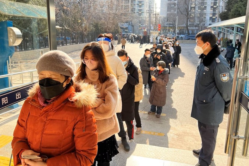 Người dân Trung Quốc xếp hàng tại Văn phòng chính phủ về các vấn đề xuất nhập cảnh đến Hong Kong, Macau và Đài Loan, ngày 9/1. Ảnh: Reuters