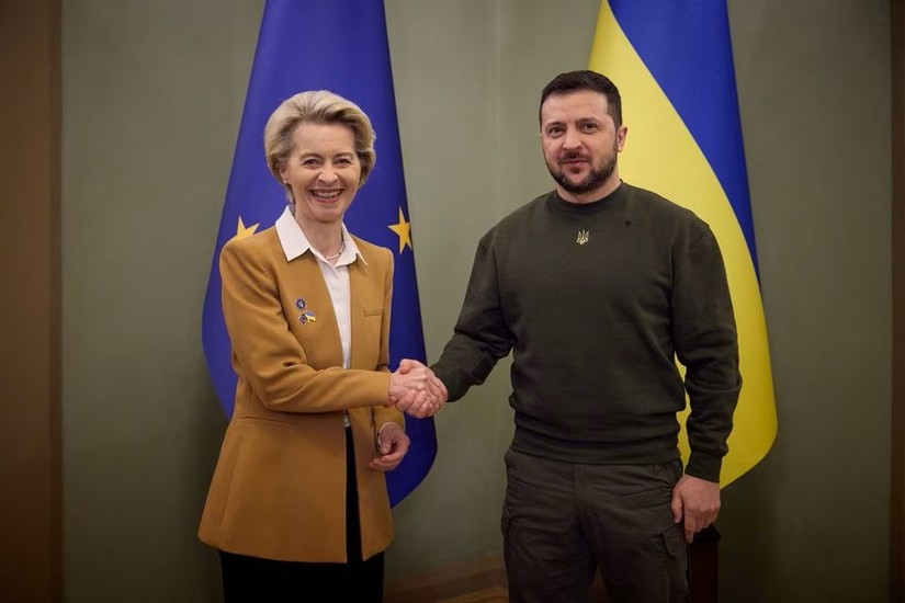 Chủ tịch Ủy ban châu Âu (EC) Ursula von der Leyen và Tổng thống Ukraine Volodymyr Zelensky. Ảnh: Reuters