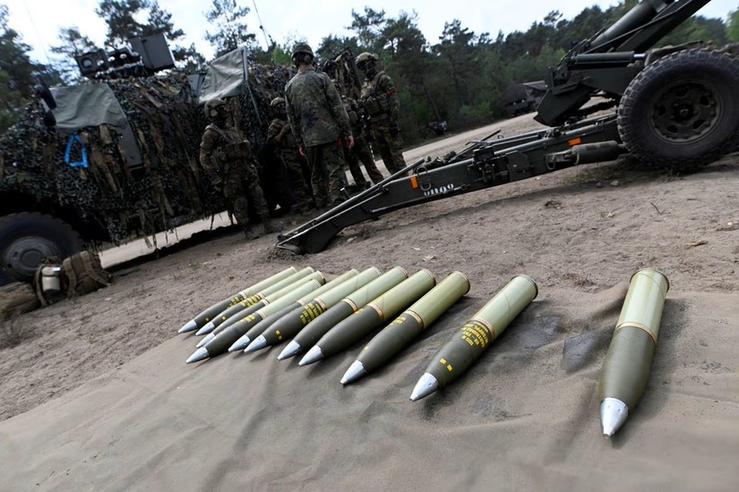 NATO cho biết thời gian chờ nhận hàng đối với đạn cho vũ khí cỡ nòng lớn tăng từ 12 lên 28 tháng. Ảnh: Reuters