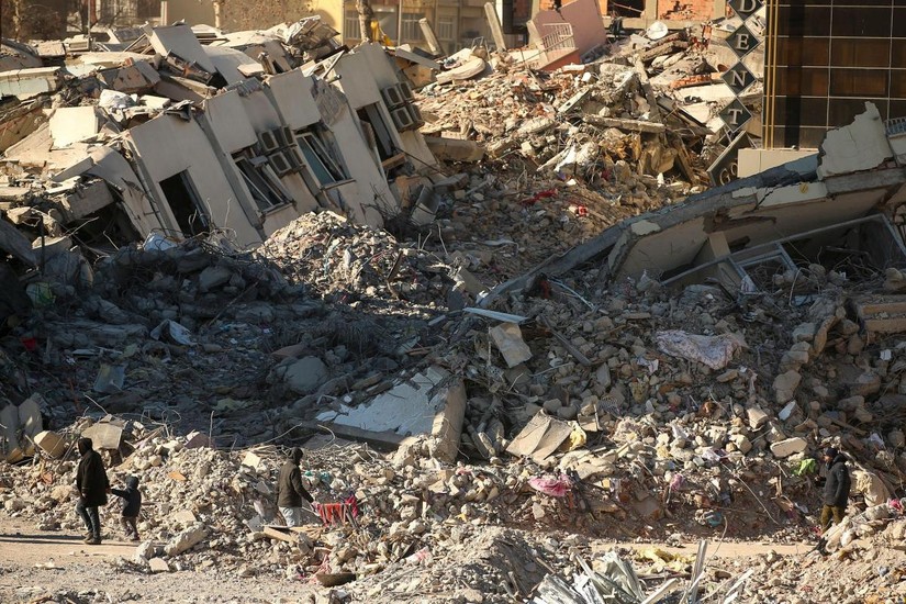 Những tòa chung cư bị sụp đổ do động đất tại Thổ Nhĩ Kỳ. Ảnh: PA