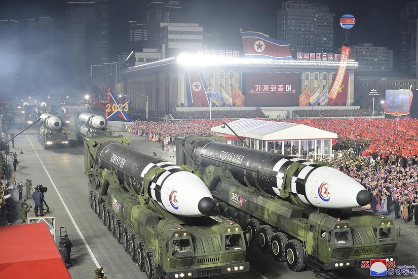 Tên lửa đạn đạo xuyên lục địa Hwasong-17 lớn nhất của Triều Tiên tại lễ duyệt binh kỷ niệm 75 năm ngày thành lập quân đội. Ảnh: KCNA