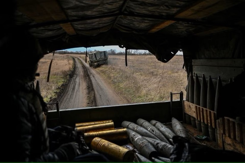 Xe tải Ukraine chở đạn pháo tại khu vực gần tiền tuyến ở Zaporizhzhia. Ảnh: Reuters