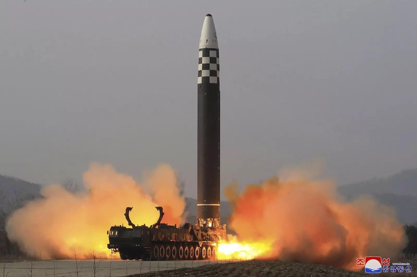 Triều Tiên công bố ảnh vụ thử tên lửa đạn đạo xuyên lục địa Hwasong-15, ngày 18/2. Ảnh: KCNA