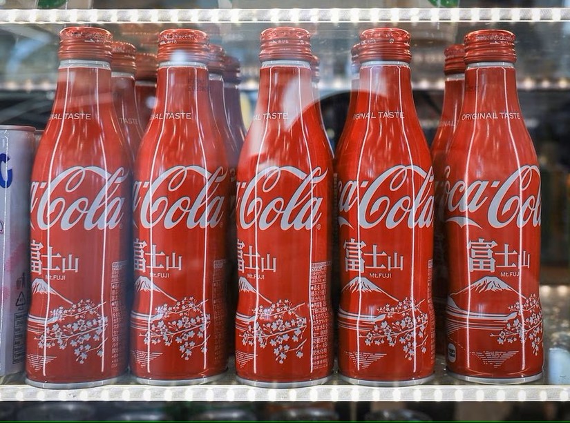 Chai Coca Cola nhập khẩu từ Nhật Bản được bày bán ở Vladivostok, Nga, ngày 20/2. Ảnh: Reuters