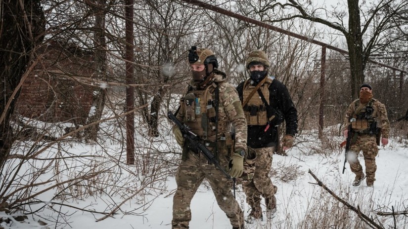 Binh sĩ Ukraine tuần tra tại khu vực dọc theo tiền tuyến gần Bakhmut, tháng 2/2023. Ảnh: AFP