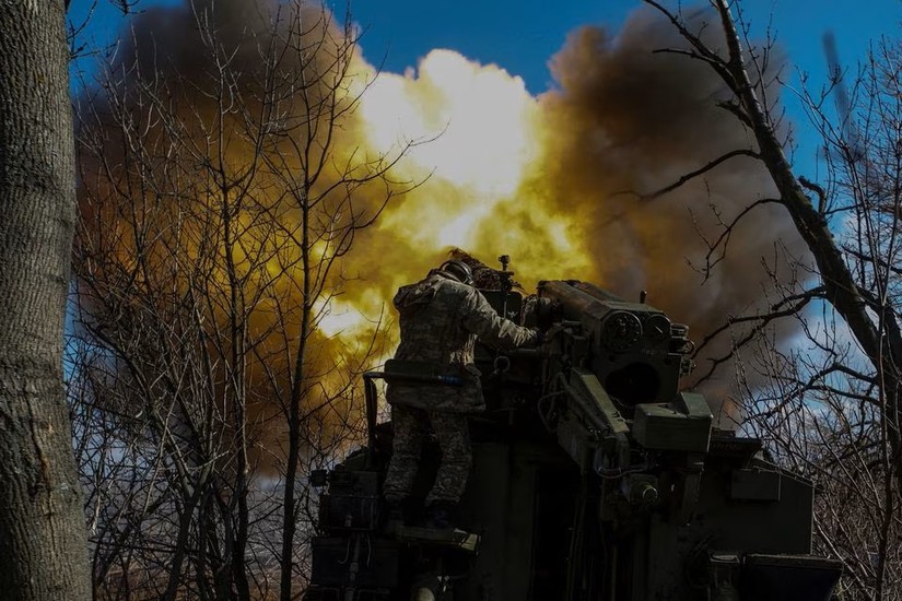 Binh sĩ Ukraine bắn pháo tự hành 2S5 Giatsint-S ở bên ngoài tiền tuyến Bakhmut. Ảnh: Reuters