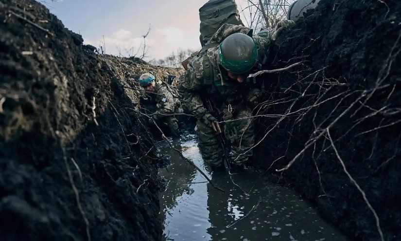 Binh sĩ Ukraine trong chiến hào ở khu vực tiền tuyến gần Bakhmut, vùng Donetsk, Ukraine. Ảnh: AP