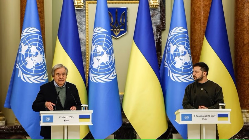 Tổng thư ký Liên Hợp Quốc Antonio Guterres và Tổng thống Ukraine Volodymyr Zelensky tại Kiev, Ukraine, ngày 8/3. Ảnh: Reuters