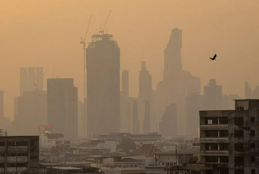 Hồi cuối tháng 1 và đầu tháng 2, giới chức Bangkok kêu gọi người dân làm việc tại nhà vì ô nhiễm không khí. Ảnh: AFP