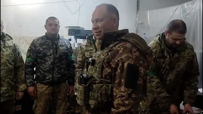 Tướng Oleksandr Syrskyi, Tư lệnh phòng tuyến miền đông Ukraine, tại Bakhmut. Ảnh: Telegram/Oleksandr Syrskyi
