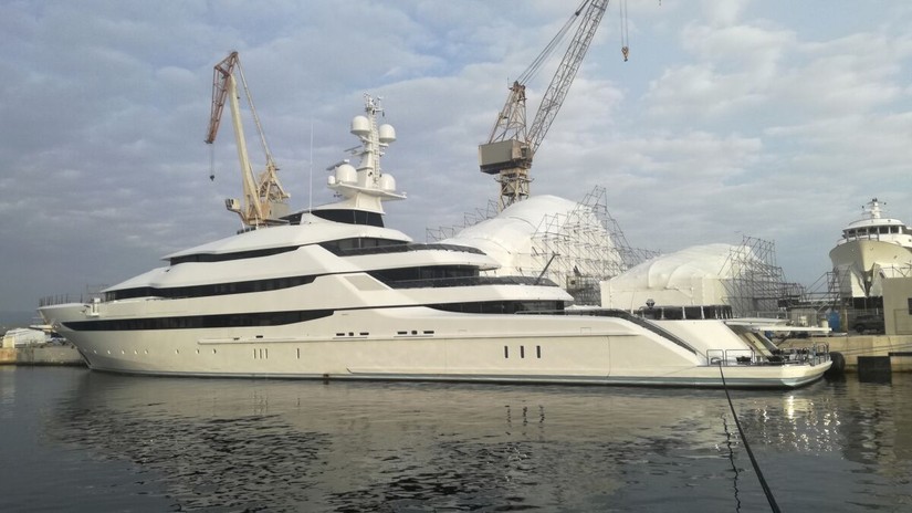 Siêu du thuyền Amore Vero, thuộc sở hữu của một công ty có liên hệ với nhà tài phiệt Igor Sechin, Giám đốc điều hành Tập đoàn năng lượng Rosneft, đã bị chính quyền Pháp tịch thu thị trấn nghỉ mát La Ciotat, tháng 3/2022. Ảnh: AP