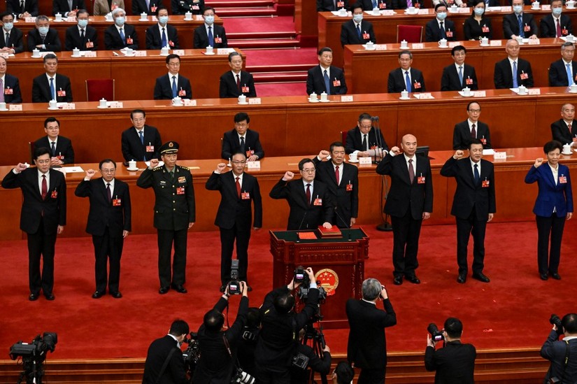 Tân Phó thủ tướng Trung Quốc Đinh Tiết Tường (đứng trên bục), các Phó thủ tướng, Ủy viên Quốc vụ viện và Tổng thư ký Quốc vụ viện tuyên thệ nhậm chức, ngày 12/3. Ảnh: AFP