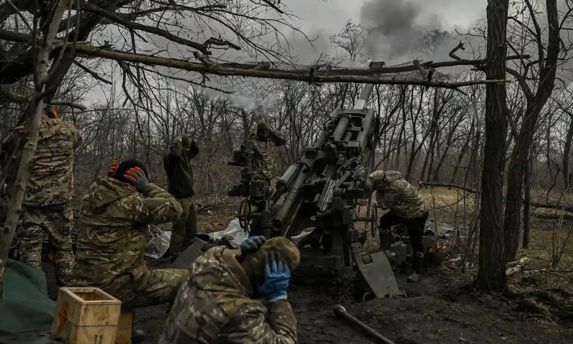 Binh sĩ Ukraine nã đạn vào các vị trí của quân Nga ở tiền tuyến gần Bakhmut. Ảnh: AFP