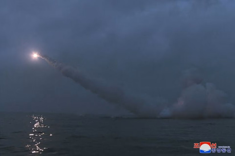 Triều Tiên phóng hai tên lửa từ tàu ngầm tấn công mục tiêu dưới nước, ngày 12/3. Ảnh: KCNA