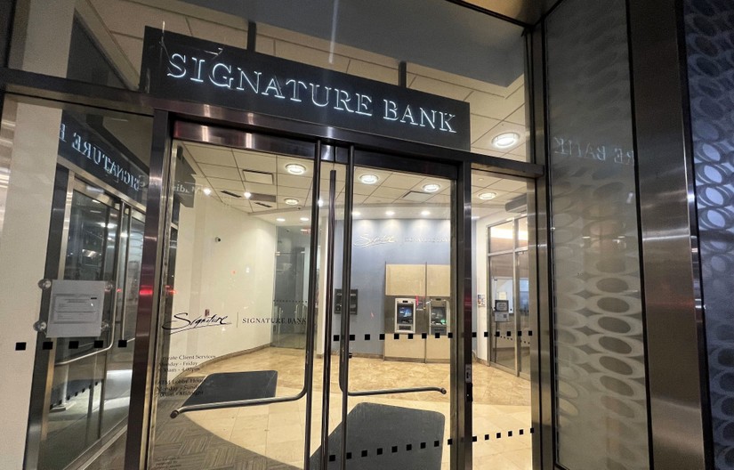 Trụ sở của ngân hàng Signature (SB) ở New York, Mỹ, ngày 12/3. Ảnh: 