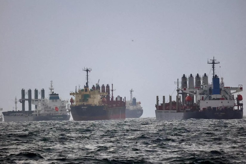 Các con tàu đang chờ kiểm tra theo Sáng kiến ​​Ngũ cốc Biển Đen tại khu neo đậu Bosphorus, Istanbul, Thổ Nhĩ Kỳ, tháng 12/2022. Ảnh: Reuters