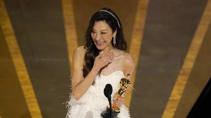 Diễn viên Dương Tử Quỳnh nhận giải Nữ diễn viên chính xuất sắc tại Lễ trao giải Oscar lần thứ 95 ở Hollywood, Los Angeles, California, ngày 12/3. Ảnh: AP