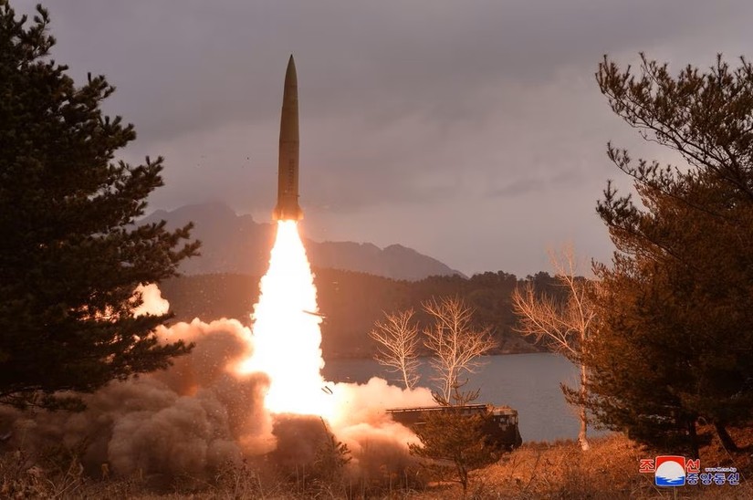 Một tên lửa do quân đội Triều Tiên phóng tại địa điểm không được tiết lộ, công bố ngày 15/3. Ảnh: KCNA
