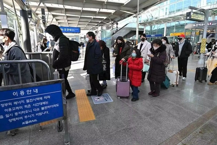 Hàn Quốc áp dụng quy định đeo khẩu trang trên phương tiện giao thông công cộng từ đầu năm 2020. Ảnh: AFP