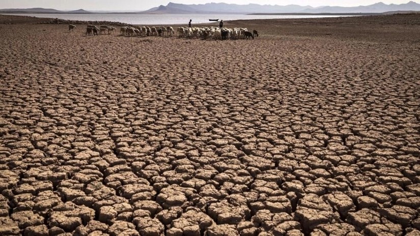 Tình hình khô hạn tại con đập Al-Massira, Moroco, tháng 8/2022. Ảnh: AFP