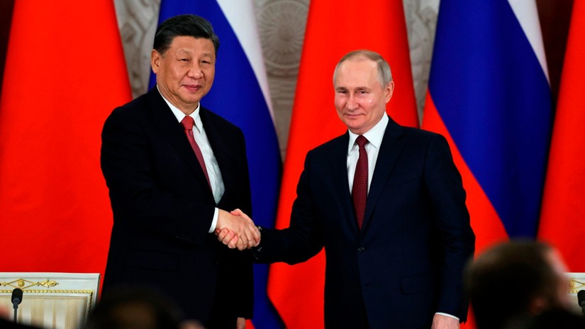 Tổng thống Nga Vladimir Putin bắt tay Chủ tịch Trung Quốc Tập Cận Bình trong chuyến thăm cấp nhà nước của ông Tập tới Nga. Ảnh: AP