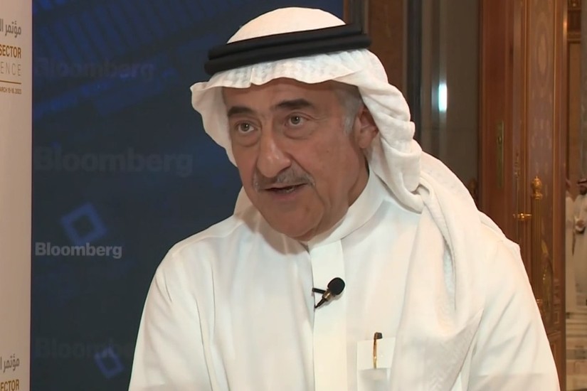 Ông Ammar Al-Khudairy (giữa), Chủ tịch Saudi National Bank (SNB), tại cuộc phỏng vấn với Bloomberg. Ảnh: Bloomberg