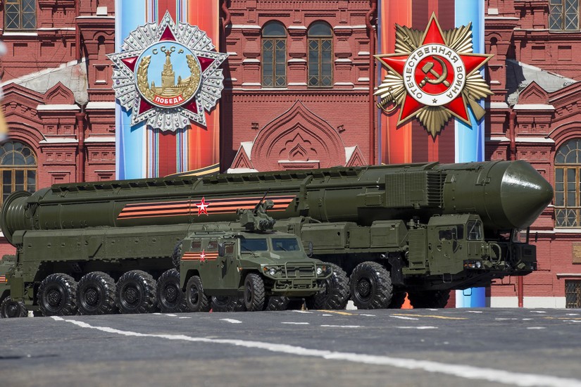 Tên lửa đạn đạo xuyên lục địa Yars của Nga trên bệ phóng di động trong buổi diễn tập cho cuộc duyệt binh Ngày Chiến thắng tại Quảng trường Đỏ, năm 2017. Ảnh: AP